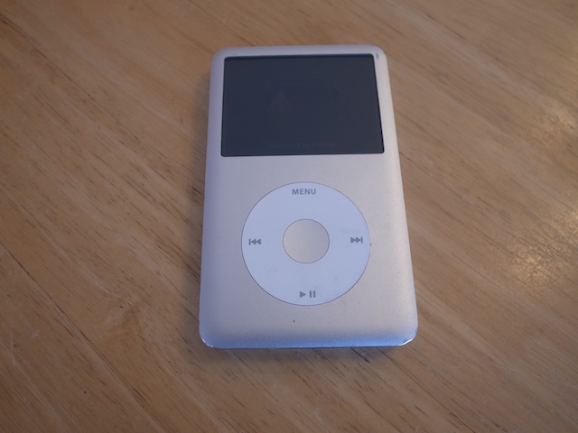 山梨県のお客様よりipod classicの郵送修理のご依頼をいただきました。
