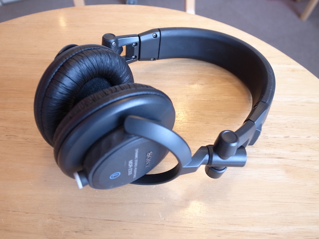 池袋のお客様からヘッドホンの脱着カスタムのご依頼がありました。 