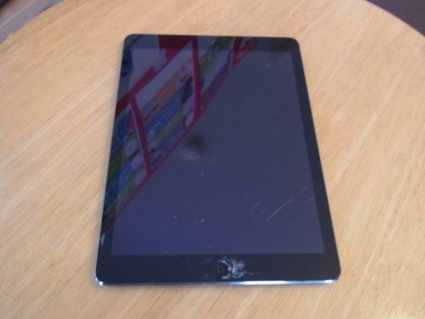 ipad airガラス割れ修理 新所沢市のお客様